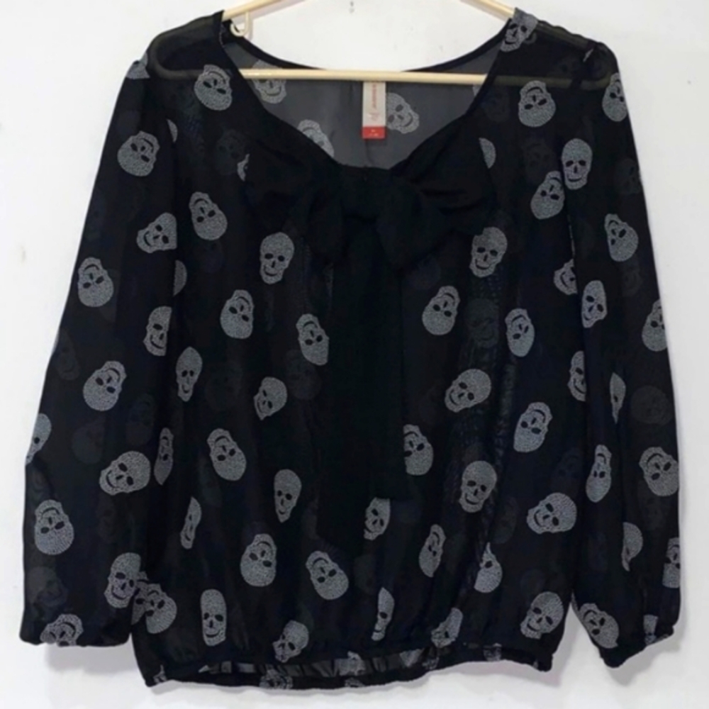 🦉- Skull No Boundaries sz M Bow and Skull Black Blouse